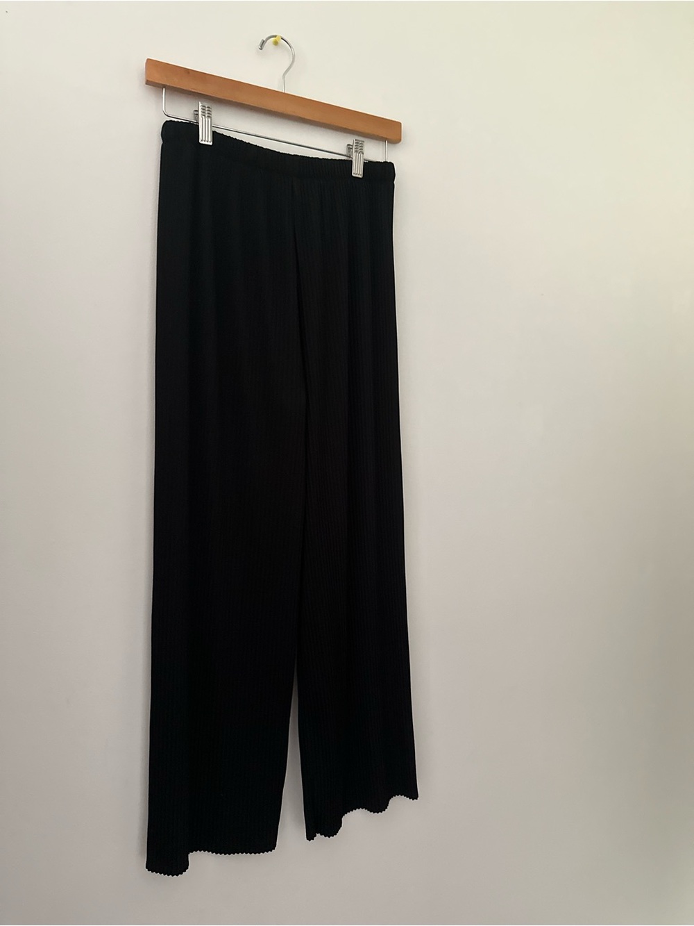Uniqlo Black Wide-Leg Pleated Trousers - Picture 3 of 4